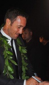 Alex O'Loughlin graciously signing autographs for his fans.(photo by Alanah Torre)