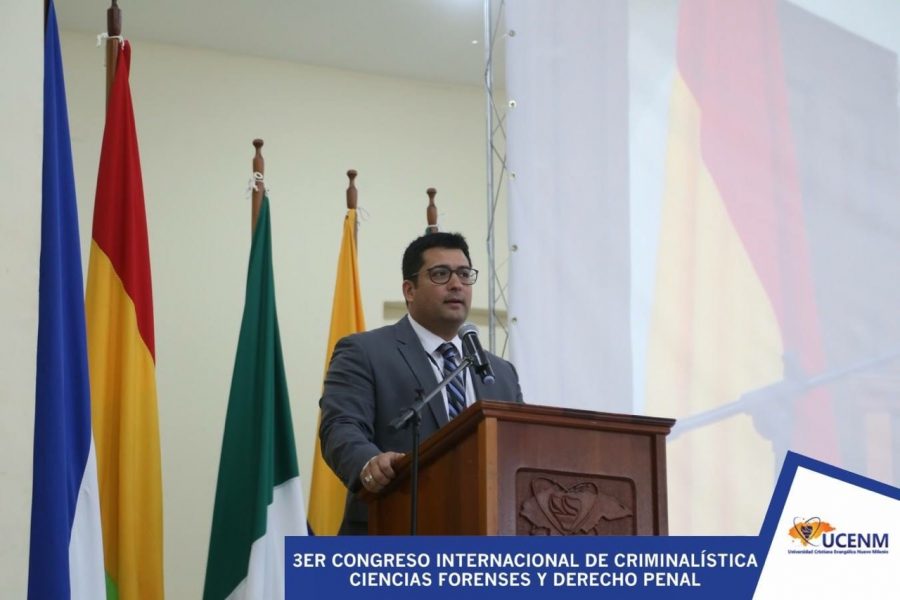 Carlos Gutierrez speaking on the topic of forensic science at a recent lecture in South America.