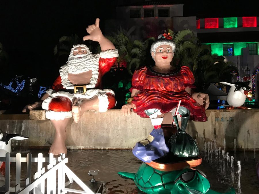 Shaka+Santa+and+wife+Tutu+Mele+21+foot+statues+outside+of+Honolulu+Hale