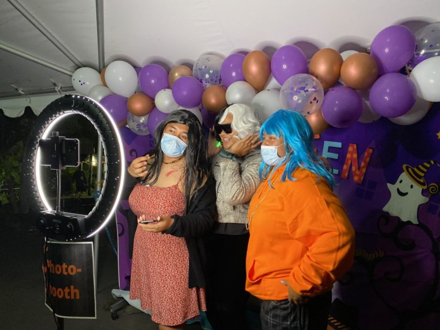 Under the Sullivan Family Library tent, there was a photo booth adorned with purple, white, and orange balloons along with a ring light for participants to take pictures with their friends.