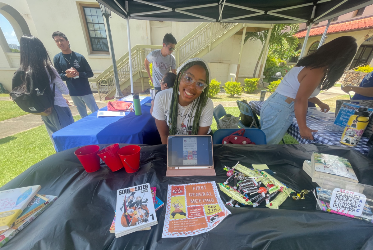 Vice president Temika Hemmings welcoming students to join Anime Connoisseur Club at CUHs Fall 2023 Opportunities Fair. 