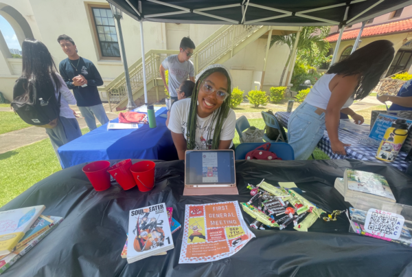 Vice president Temika Hemmings welcoming students to join Anime Connoisseur Club at CUHs Fall 2023 Opportunities Fair. 