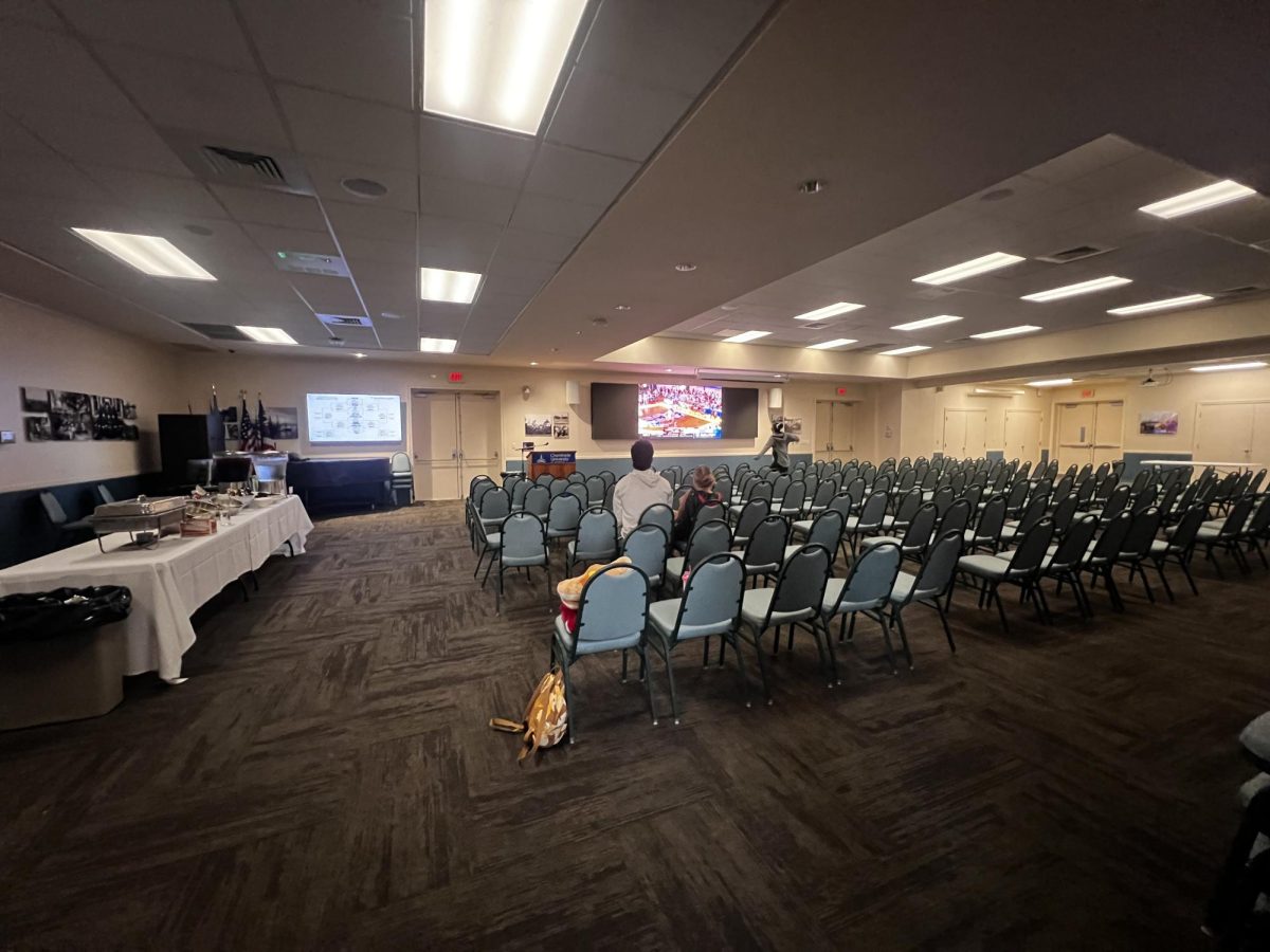 Empty chairs fills the Ching Conference Centers as the Silverswords take on Washington State University in the 2025 Maui Invitational.